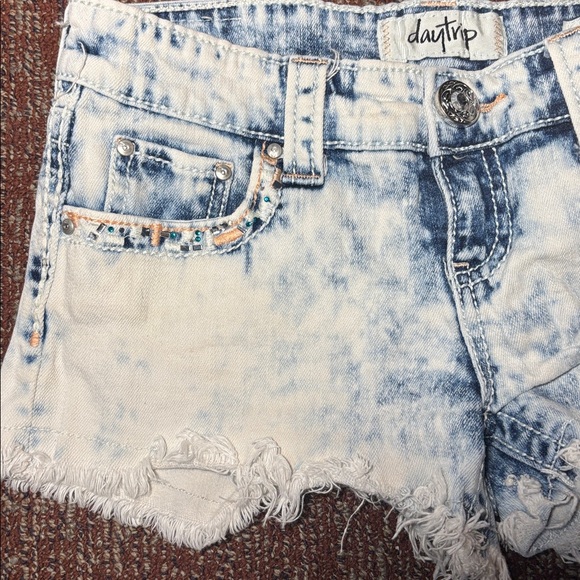 Daytrip light wash embellished y2k cool girl distressed denim shorts 26 2000’s - Picture 2 of 13
